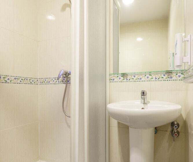 Quarto Triplo Estandar, La Perla Granada Suites