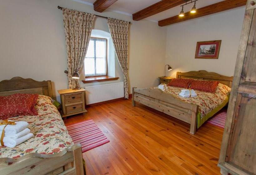 Chambre Familiale, Folwark Hutta