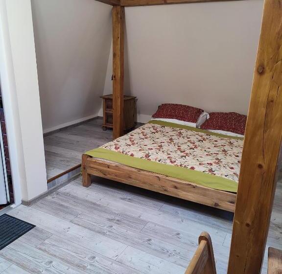 Chambre Standard, Folwark Hutta