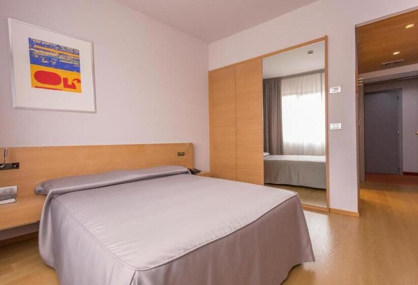 Superior Single Room, Internazionale