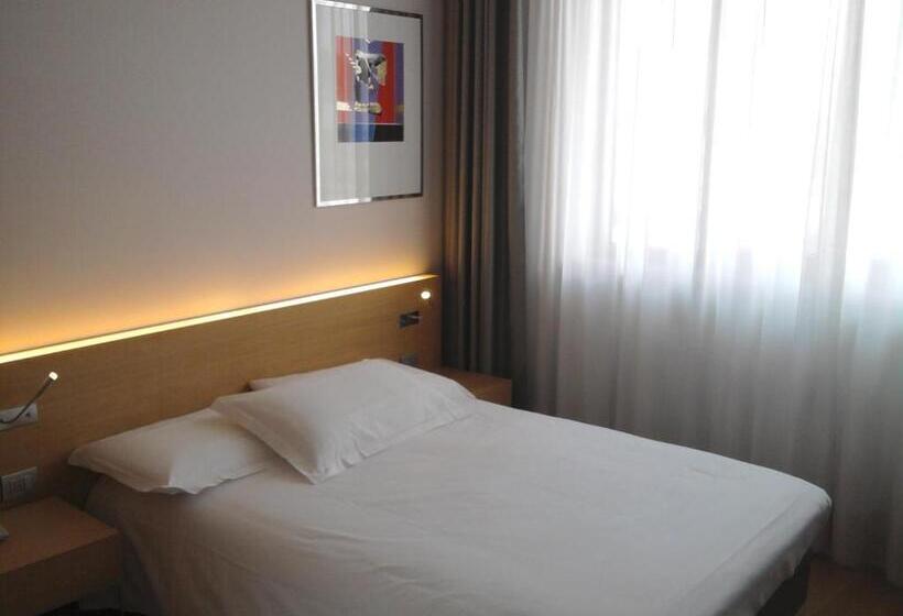 Deluxe Room, Internazionale