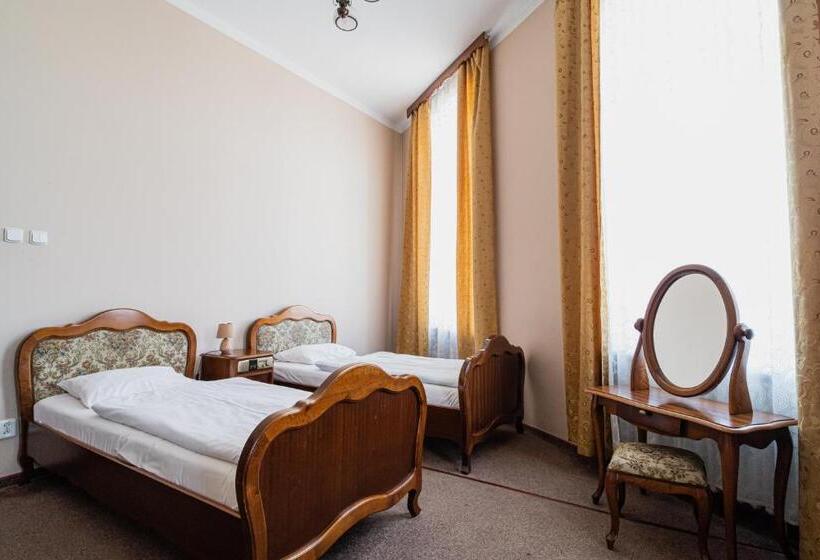 Standard Quadruple Room, Polonia