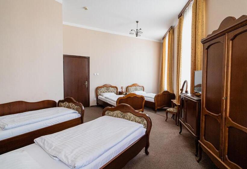 Standard Quadruple Room, Polonia