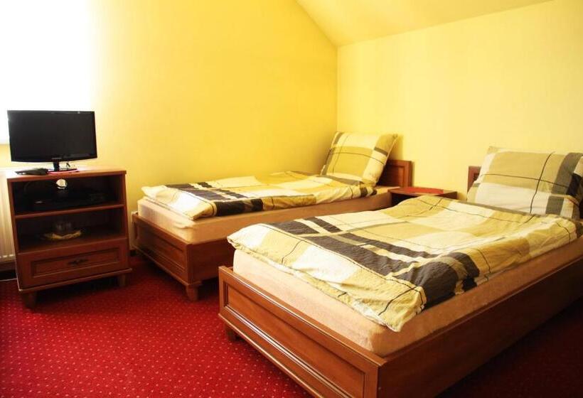 اتاق ساده سه‌ نفره, Zajazd Skorpion B&b