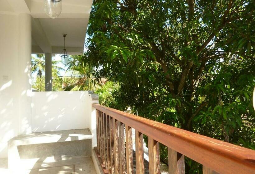 اتاق لوکس با بالکن, Villa Unawatuna