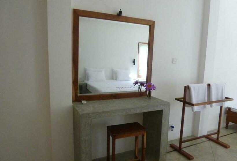 اتاق لوکس با بالکن, Villa Unawatuna