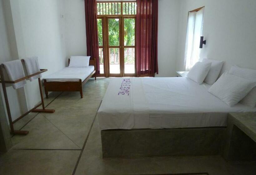 اتاق لوکس با بالکن, Villa Unawatuna