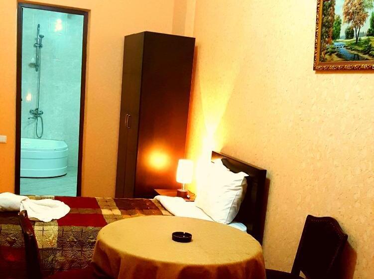 اتاق ساده سه‌ نفره, Sali