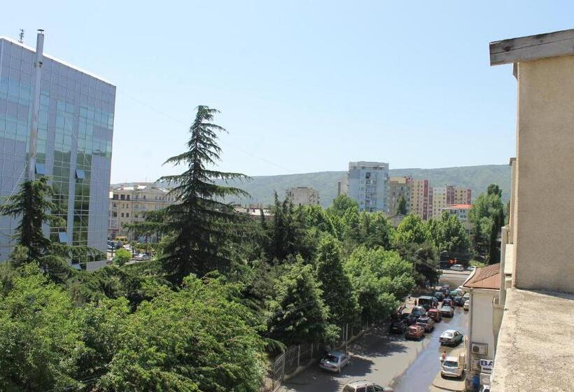 سوییت خانوادگی, Sali