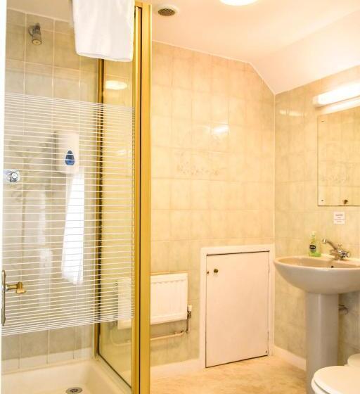 اتاق استاندارد سه نفره, Gatwick Castle B&b