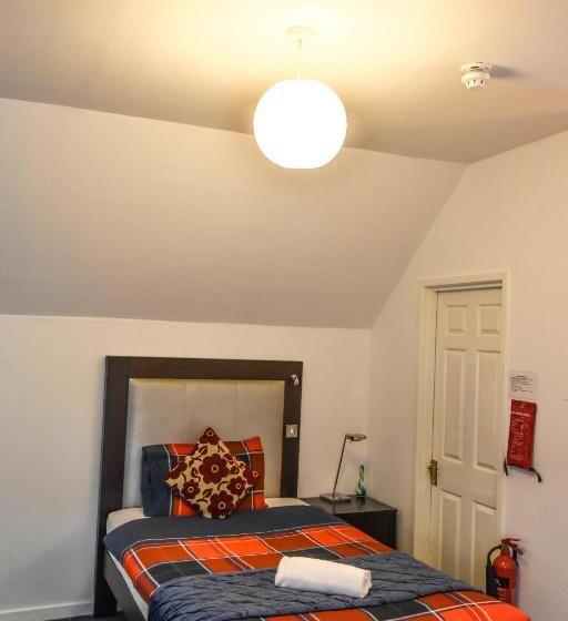 اتاق استاندارد سه نفره, Gatwick Castle B&b