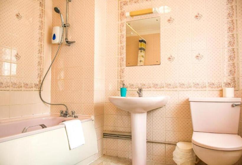 اتاق خانوادگی, Gatwick Castle B&b