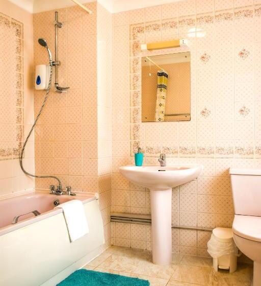 اتاق خانوادگی, Gatwick Castle B&b