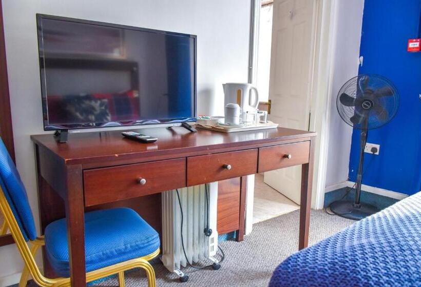 اتاق خانوادگی, Gatwick Castle B&b