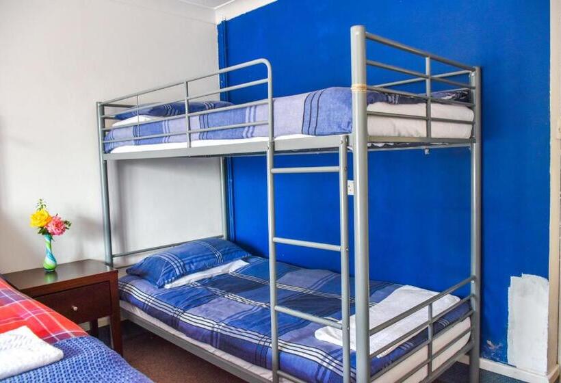 اتاق خانوادگی, Gatwick Castle B&b