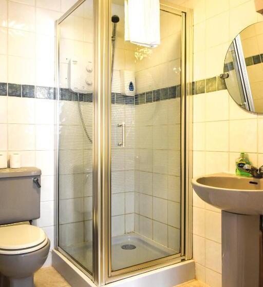 اتاق سوپریور خانوادگی, Gatwick Castle B&b