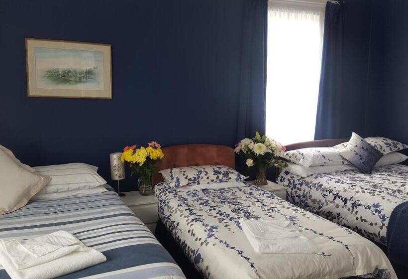 اتاق سوپریور خانوادگی, Gatwick Castle B&b