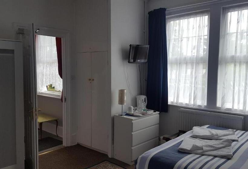 اتاق سوپریور خانوادگی, Gatwick Castle B&b