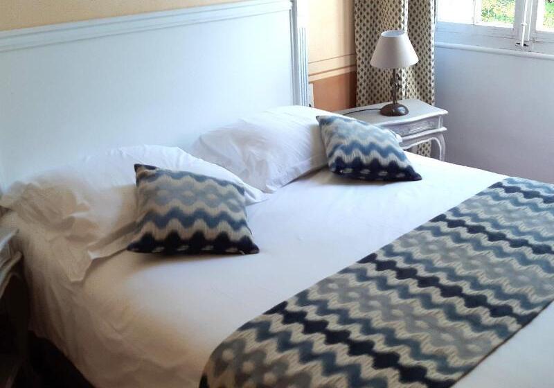 اتاق استاندارد سه نفره, Demeures Et Châteaux Hôtel L Hermitage