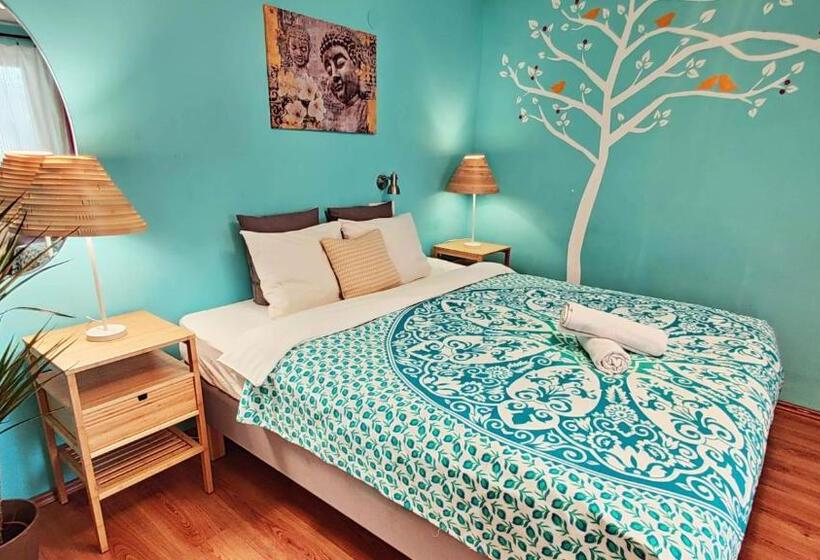 اتاق استاندارد با سرویس بهداشتی مشترک, Shantee House