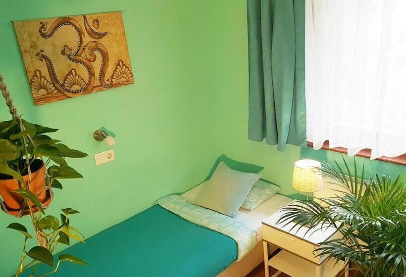 تختخواب در اتاق مشترک, Shantee House