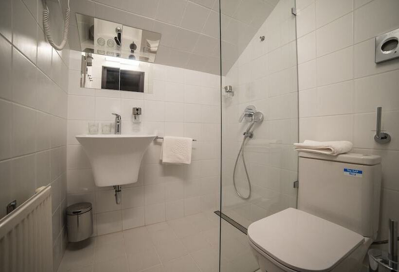 اتاق اکونومی, Mr. Görgey Art Hotel & Bisztró
