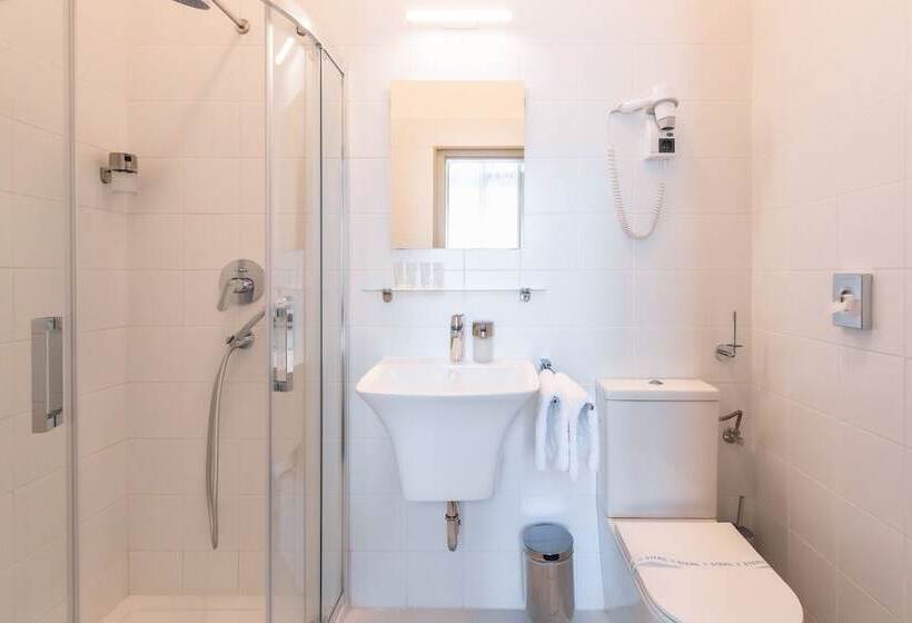 اتاق اکونومی, Mr. Görgey Art Hotel & Bisztró