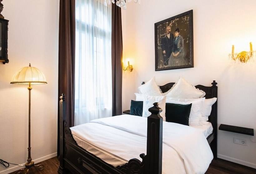 اتاق اکونومی, Mr. Görgey Art Hotel & Bisztró