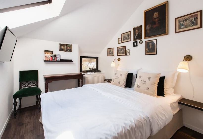 اتاق اکونومی, Mr. Görgey Art Hotel & Bisztró