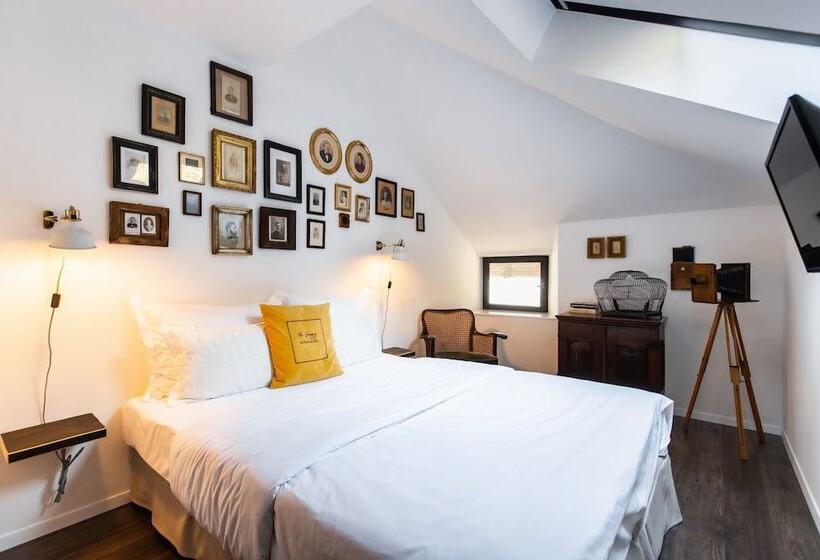 اتاق اکونومی, Mr. Görgey Art Hotel & Bisztró