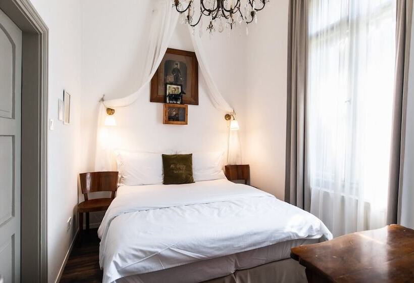 اتاق اکونومی, Mr. Görgey Art Hotel & Bisztró