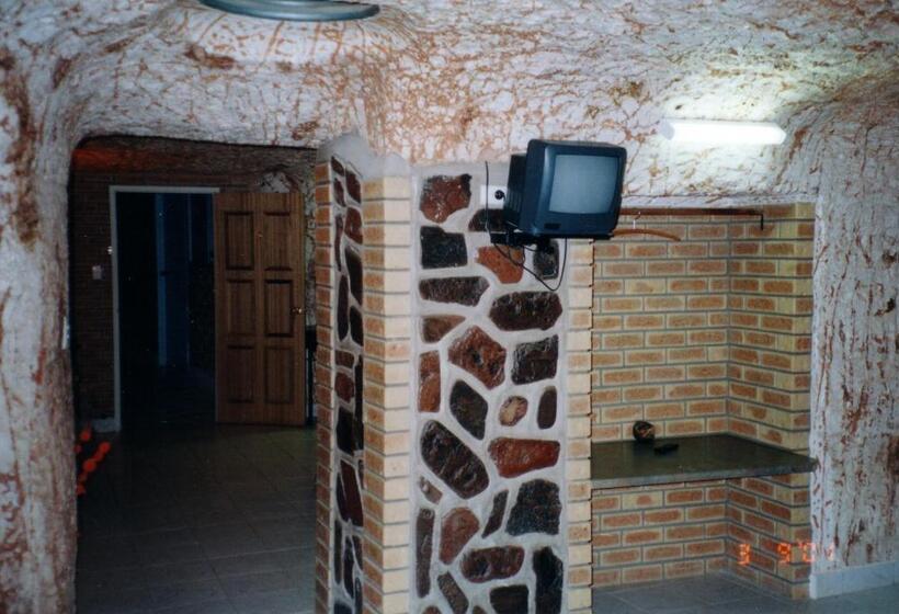 سوئیت خانواده 2 خوابه, Radeka Downunder Underground Motel