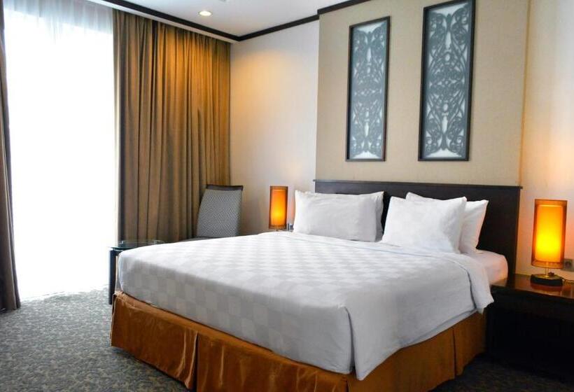 اتاق استاندارد با چشم‌انداز استخر, Swiss Belhotel Danum Palangkaraya
