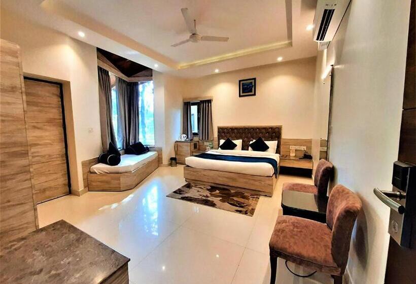 اتاق لوکس, Wood Castle Spa & Resort