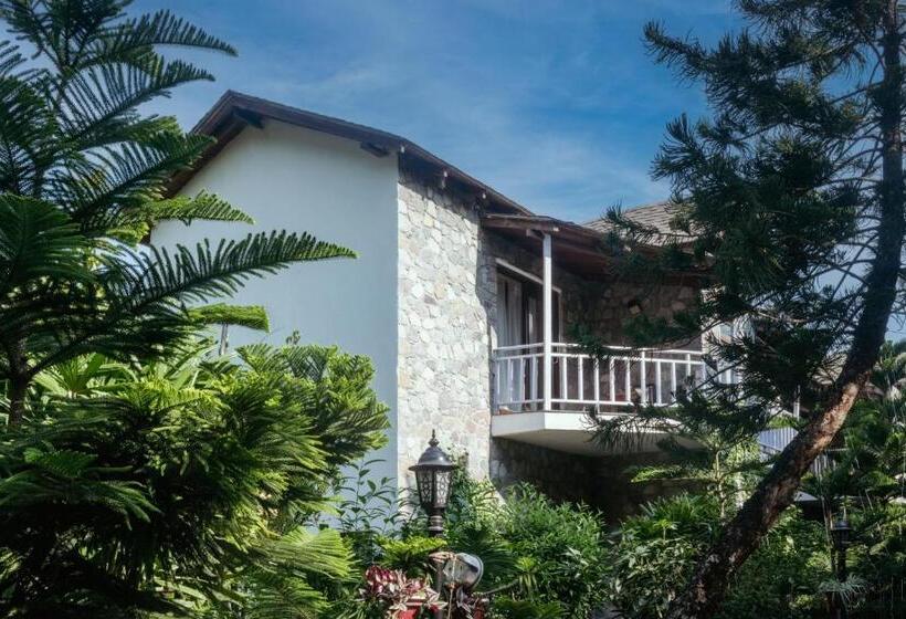 اتاق خانوادگی, Wood Castle Spa & Resort