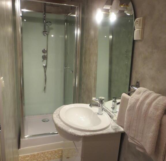 اتاق استاندارد یک نفره, Hôtel Les Deux Cols