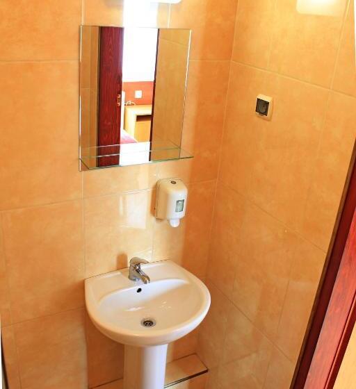 اتاق استاندارد سه نفره, City Hostel