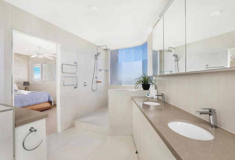 1 Bedroom Penthouse Apartment, Beachside Resort Kawana Waters