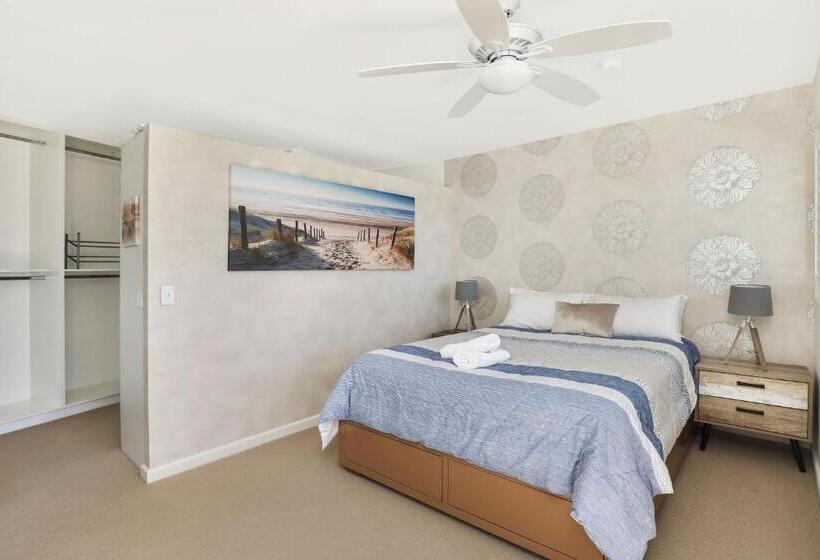 1 Bedroom Penthouse Apartment, Beachside Resort Kawana Waters