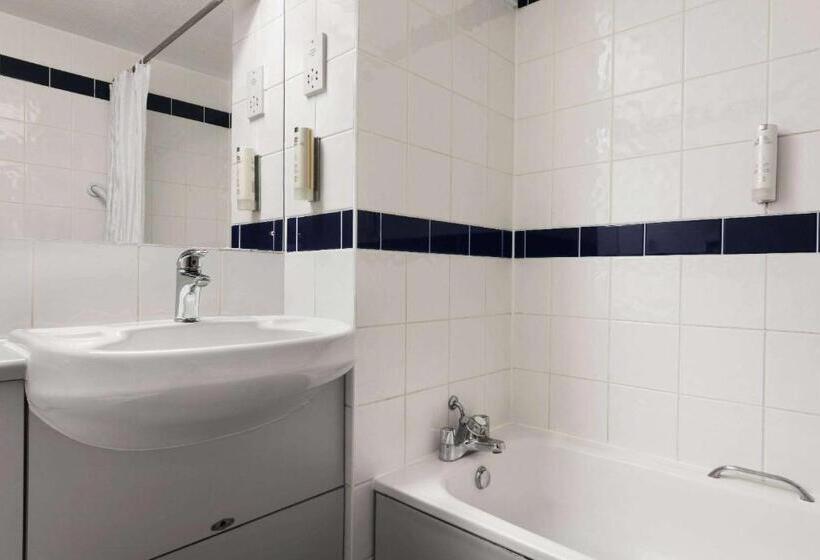 اتاق خانوادگی, Days Inn Warwick Northbound M40