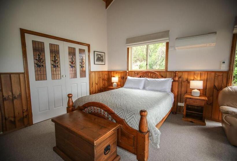 Suite with Hot Tub, Daysy Hill Country Cottages