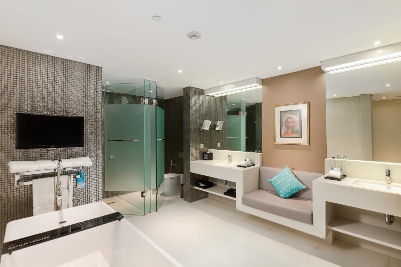 سوئیت جونیور با تخت بزرگ, Double   Six, Luxury Hotel   Seminyak