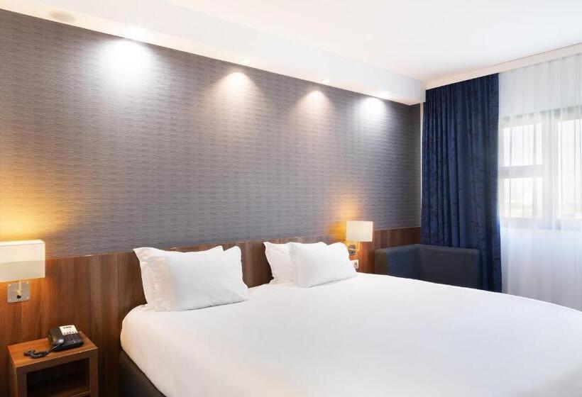 Standard Room King Bed Adapted for people with reduced mobility, Holiday Inn Express Marseille Airport