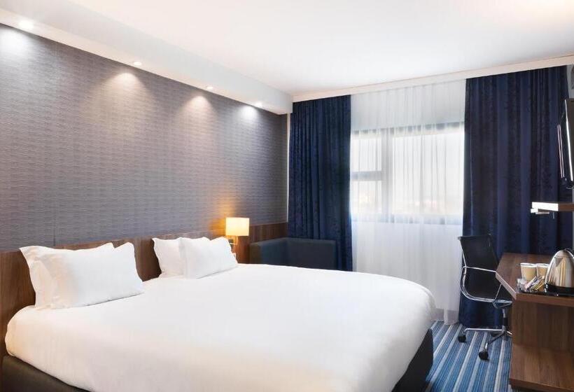 اتاق استاندارد با تخت بزرگ برای معلولان, Holiday Inn Express   Marseille Airport, An Ihg