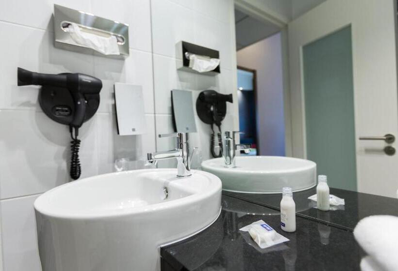 اتاق استاندارد با تخت بزرگ برای معلولان, Holiday Inn Express   Marseille Airport, An Ihg