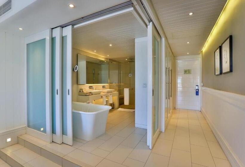 اتاق پرمیوم با چشم‌انداز دریا, Radisson Blu Azuri Resort & Spa