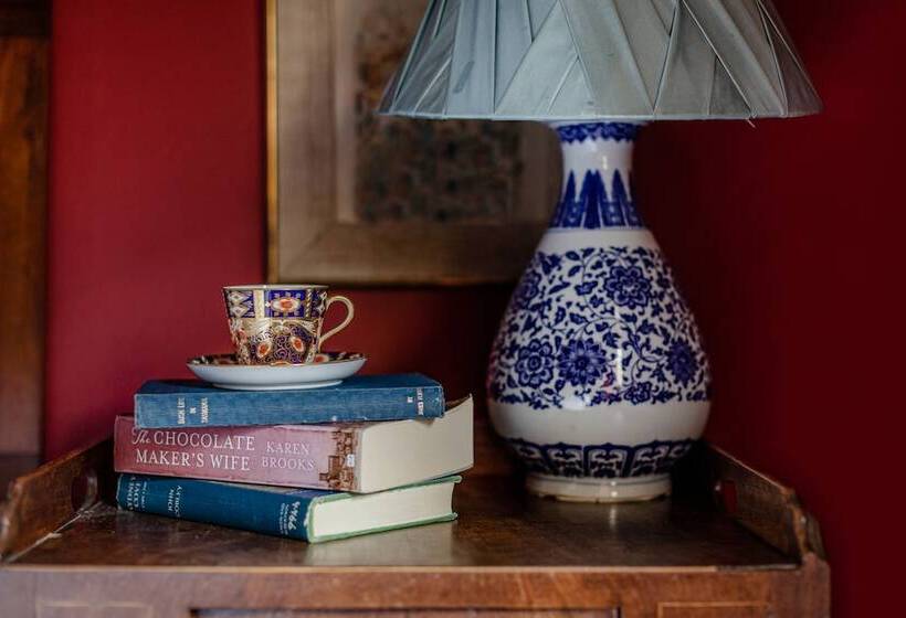 اتاق اجرایی, The Corinda Collection