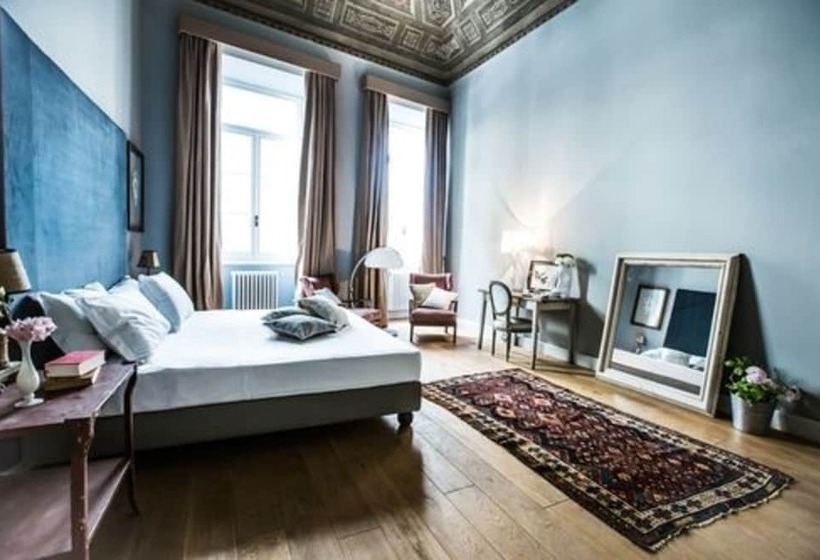 اتاق لوکس با بالکن, Soprarno Suites