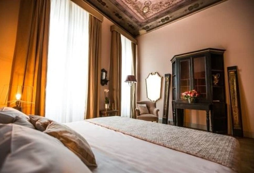 اتاق لوکس با بالکن, Soprarno Suites