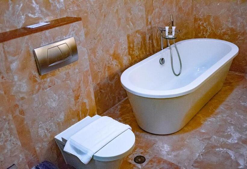 سوییت جونیور, Crown Regency Beach Resort